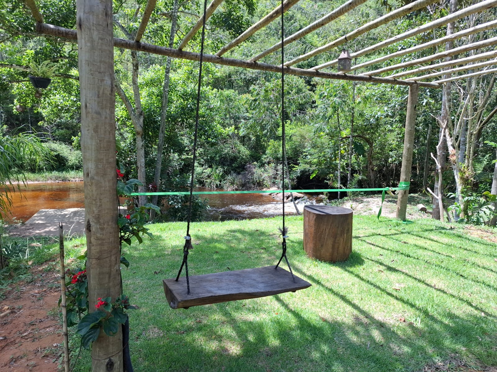 Balanço à beira do rio